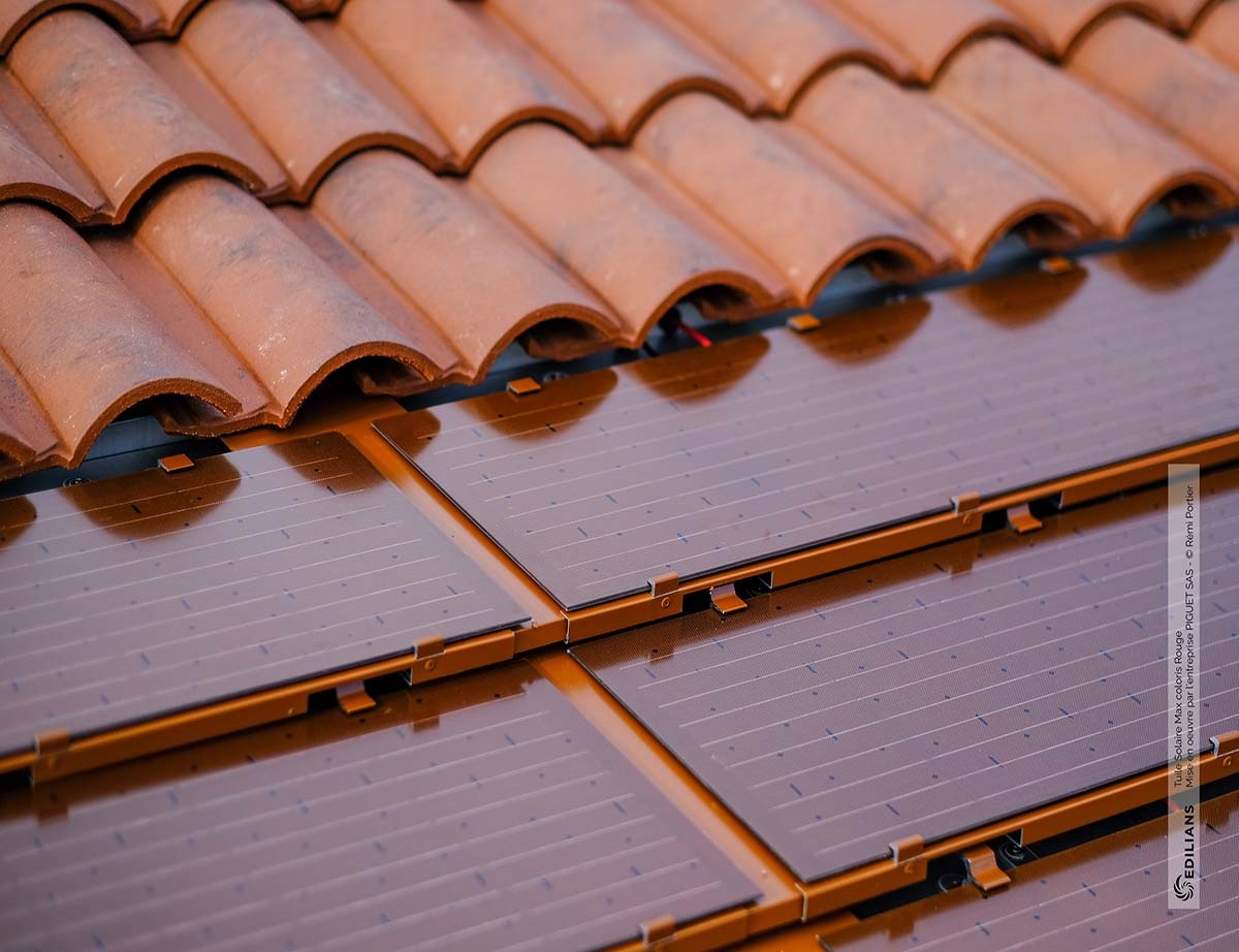 Le solaire shabille de ROUGE avec le nouveau coloris des Tuiles Solaire Max dEDILIANS !